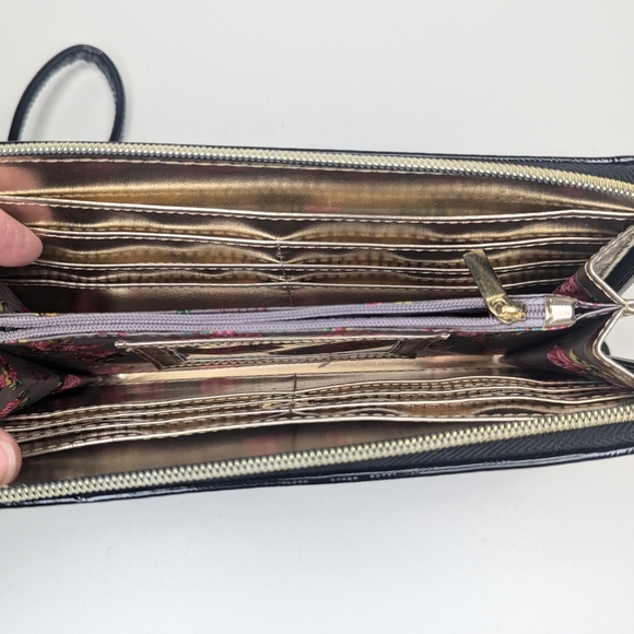 Betsey Johnson Black Patent Wristlet Wallet Clutch Quilted Embossed Logo - Picture 4 of 4